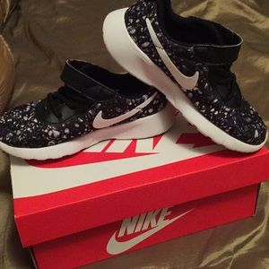 Nike toddler boys Tanjun shoes 10C